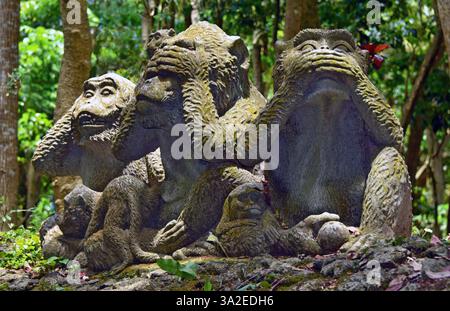 Sculpture de singe dans Monkey Forest Ubud, ne rien voir, ne rien entendre, ne rien dire, Indonésie, Bali, Monkey Forest Ubud Banque D'Images