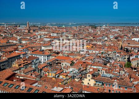 Vue depuis le Campanile, clocher de San Marco vers le quartier Santa Croce, Italie, Venise Banque D'Images