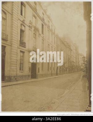 Cette image d'Eugène Atget représente l'ancienne résidence des ducs d'Orléans, située au 49 rue St André des Arts, reflétant la grandeur architecturale du Paris du XVIIe siècle. Banque D'Images