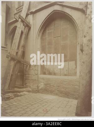 Cette photographie d'Eugène Atget représente l'ancienne école de médecine du 15 rue de la Bûcherie à Paris, mettant en évidence ses caractéristiques architecturales et son importance historique. Banque D'Images