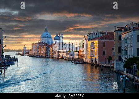 Lever de soleil sur le Grand canal vu du Ponte dell' Accademia avec l'église Santa Maria della Salute, Italie, Venise Banque D'Images