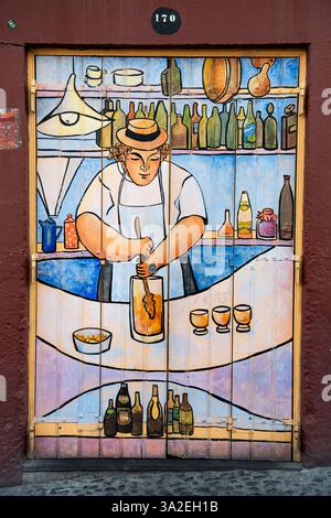 Porte colorée peinte à Rua de Santa Maria dans la vieille ville, projet d'art Arte de portas abertas, Portugal, Madère, Funchal Banque D'Images