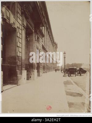 Cette image d'Eugène Atget représente l'ancien Hôtel de Crillon au 10 place de la Concorde, à Paris, mettant en valeur son architecture historique et son importance culturelle. Banque D'Images
