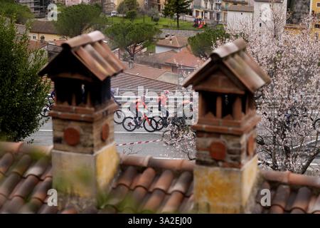Italia. 13 mars 2025. Le peloton roule pendant le 60ème Tirreno - Adriatico 2025, étape 4 de Norcia à Trasacco - le 13 mars 2025 à Norcia, Ombrie, Italie. (Photo de Fabio Ferrari/LaPresse) crédit : LaPresse/Alamy Live News Banque D'Images