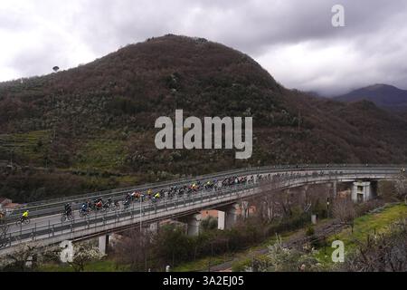 Italia. 13 mars 2025. Le peloton roule pendant le 60ème Tirreno - Adriatico 2025, étape 4 de Norcia à Trasacco - le 13 mars 2025 à Norcia, Ombrie, Italie. (Photo de Fabio Ferrari/LaPresse) crédit : LaPresse/Alamy Live News Banque D'Images