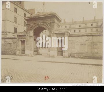 Sur cette photographie, Eugène Atget représente l'ancien couvent des minimes au 10 rue de Béarn, capturant l'importance historique et les détails architecturaux de l'édifice. Banque D'Images