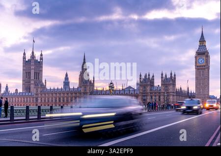 Photo longue exposition de voitures roulant sur le pont de Westminster avec Big Ben en arrière-plan. Banque D'Images