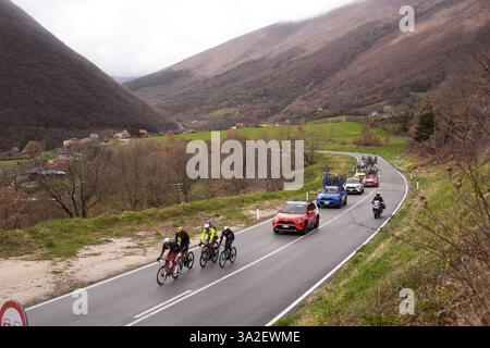 Italia. 13 mars 2025. Le peloton roule pendant le 60ème Tirreno - Adriatico 2025, étape 4 de Norcia à Trasacco - le 13 mars 2025 à Norcia, Ombrie, Italie. (Photo de Fabio Ferrari/LaPresse) crédit : LaPresse/Alamy Live News Banque D'Images
