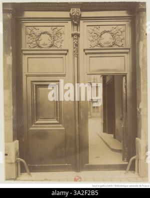 La photographie d’Eugène Atget de 1906 de l’entrée de la porte Institut à Paris montre la porte et ses caractéristiques architecturales. L’image fait partie de la vaste documentation d’Atget sur les rues parisiennes du début du XXe siècle. Banque D'Images