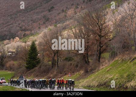 Italia. 13 mars 2025. Le peloton roule pendant le 60ème Tirreno - Adriatico 2025, étape 4 de Norcia à Trasacco - le 13 mars 2025 à Norcia, Ombrie, Italie. (Photo de Fabio Ferrari/LaPresse) crédit : LaPresse/Alamy Live News Banque D'Images