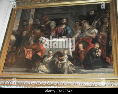 « Les pélerins d'Emmaüs » de Véronèse décrit le moment biblique où le Christ se révèle à deux disciples. Les couleurs vives et les détails complexes des personnages capturent la signification profonde de la scène. Banque D'Images