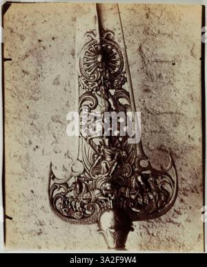 Cette photographie représente le fer de Hallebarde, ou pointe halberde, du règne de Louis XIV, situé à Marly-le-Roi. Atget se concentre sur l'objet historique et son design complexe. Banque D'Images
