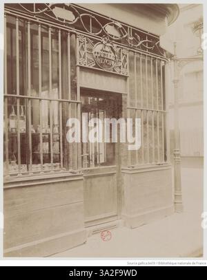Cette photographie d'Eugène Atget représente l'emplacement de l'ancien café 'A la Treille d'Or' rue de Condé. Le café était historiquement important comme lieu d'arrestation de Georges Cadoudal. L'image d'Atget offre un instantané historique de la vie urbaine parisienne. Banque D'Images