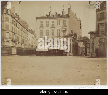 Photographie d’Eugène Atget du Hôtel de Beauvau, rue de Saint-Honoré, abritant le ministère français de l’intérieur. L'image capture les détails architecturaux complexes du bâtiment, qui a été un lieu important du gouvernement à Paris. Banque D'Images