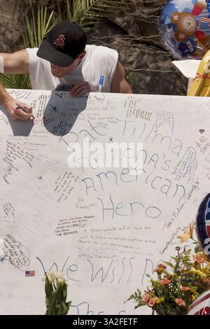 25 avril 2004 ; Tempe, Arizona, États-Unis ; les gens se rassemblent à un mémorial impromptu pour Pat Tillman sur le campus de l'Université d'État de l'Arizona à Tempe. Tillman était un joueur de football remarquable avec l'équipe Arizona Cardinals NFL jusqu'en 2002, date à laquelle il a quitté les Cardinals et un contrat d'une valeur de millions de dollars pour rejoindre les US Army Rangers, une force d'opérations spéciales. Il a été tué en Afghanistan en combattant des restes talibans le jeudi 22 avril 2004. Des milliers de personnes ont apporté des fleurs, des drapeaux et d'autres objets aux monuments commémoratifs de Tillman. Banque D'Images
