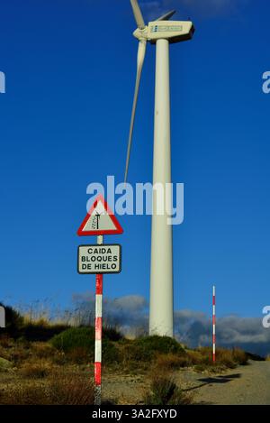 Panneau de danger indiquant que des blocs de glace tombent des moulins à vent. La Lancha, province de Ávila. Banque D'Images