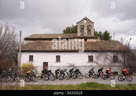 Italia. 13 mars 2025. Le peloton roule pendant le 60ème Tirreno - Adriatico 2025, étape 4 de Norcia à Trasacco - le 13 mars 2025 à Norcia, Ombrie, Italie. (Photo de Fabio Ferrari/LaPresse) crédit : LaPresse/Alamy Live News Banque D'Images