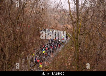 Italia. 13 mars 2025. Le peloton roule pendant le 60ème Tirreno - Adriatico 2025, étape 4 de Norcia à Trasacco - le 13 mars 2025 à Norcia, Ombrie, Italie. (Photo de Fabio Ferrari/LaPresse) crédit : LaPresse/Alamy Live News Banque D'Images