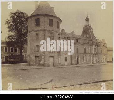 Cette photographie d’Eugène Atget représente l’hôtel de ville de Clamart, construit à l’emplacement de l’ancien château de Gilles de Clamart. L'image offre un aperçu de l'architecture historique de Paris du début du XXe siècle. Banque D'Images