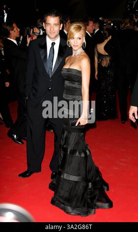 18 mai 2005 - Cannes, France - 001329.CLIVE OWEN ET JESSICA ALBA. ''SIN CANNES'' PREMIERE-''58E FESTIVAL DE CANNES 2005''-PALAIS DU FESTIVAL, CANNES, FRANCE..5-18-2005. MARK CHILTON- LINKUK- 2005.K43362(crédit image : © Globe photos/ZUMAPRESS.com) Banque D'Images