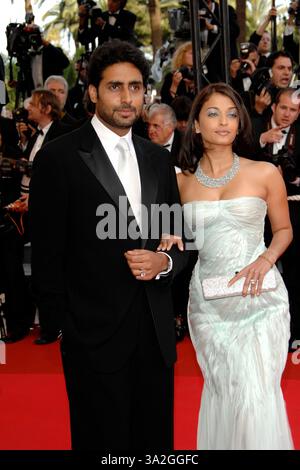 ABHISHEK BACHCHAN ET AISHWARYA RAI. 'My Blueberry Nights' lors de la cérémonie d'ouverture du 60ème Festival international de Cannes. Cannes, France 16 mai 2007.demi-longueur diamant collier dîner smoking bleu menthe vert pochette porte-monnaie bras liés mari marié épouse .Cap/PL.©Phil Loftus/Capital Pictures Banque D'Images