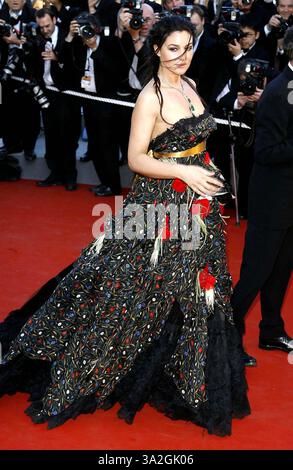 24 MAI 2006 - CANNES, FRANCE - K48056.©MARK CHILTON/ LINKUK.COM/ 001704.05-24-2006.MONICA BELLUCCI..''MARIE ANTOINETTE''-PREMIERE-ARRIVÉES-'59E FESTIVAL DE CANNES 2006'-PALAIS DE FESTIVAL, CANNES, FRANCE. (Crédit image : © Globe photos/ZUMAPRESS.com) Banque D'Images