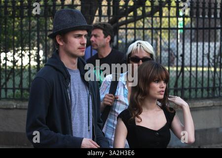 21 mai 2014 - RACHEL BILSON est enceinte et attend son premier enfant avec son petit ami HAYDEN CHRISTENSEN. Le couple a commencé à sortir ensemble en 2007 après s'être rencontré sur le plateau de Jumper. Les co-vedettes se sont fiancées en décembre 2008 mais l'ont annulée en août 2010, pour se réconcilier trois mois plus tard. PHOTO - 18 avril 2008 - New York, New York, États-Unis - Hayden Christensen et Rachel Bilson sur le tournage de 'New York, je t'aime' (crédit image : © John Barrett/Globe photos/ZUMAPRESS.com) Banque D'Images