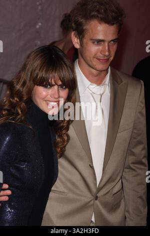 21 mai 2014 - Rachel Bilson est enceinte et attend son premier enfant avec son petit ami Hayden Christensen. Le couple a commencé à sortir ensemble en 2007 après s'être rencontré sur le plateau de Jumper. Les co-vedettes se sont fiancées en décembre 2008 mais l'ont annulée en août 2010, pour se réconcilier trois mois plus tard. PHOTO - 5 mai 2008 - New York, New York, États-Unis - Hayden Christensen et Rachel Bilson au Gala des costumes du met Museum 'Superheroes, Fashion Fantasy'. . (Crédit image : © John Barrett/Globe photos/ZUMAPRESS.com) Banque D'Images