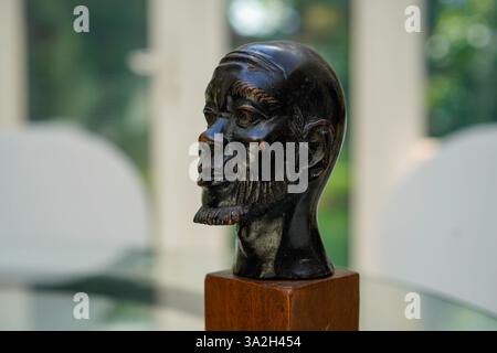 Têtes en bois sculptées de peuples africains Banque D'Images