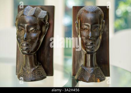 Têtes en bois sculptées de peuples africains Banque D'Images