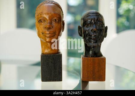 Têtes en bois sculptées de peuples africains Banque D'Images