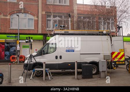 LONDRES- 11 FÉVRIER 2025 : reconnaissance faciale en direct en opération à l'extérieur de la station Shepherds Bush dans l'ouest de Londres Banque D'Images