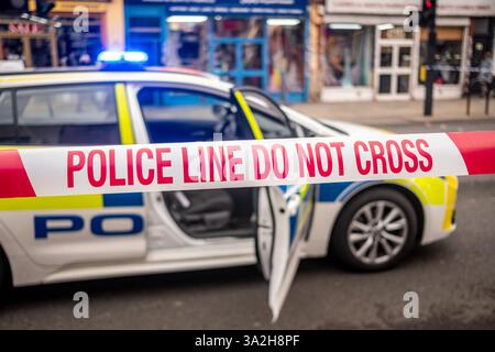 Enregistrement de police sur la scène d'un crime grave dans l'ouest de Londres- UK Banque D'Images
