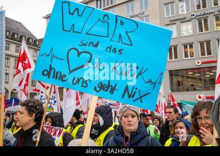 Verdi Kundgebung auf dem Marienplatz, begleitet die Warnstreiks, München, 13. März 2025 Deutschland, München, 13.03.2025, zentrale Verdi-Kundgebung auf dem Marienplatz, begleitet die Warnstreiks im Öffentlichen Dienst, Tarifverhandlungen stocken, Teilnehmerin mit Schild : Wir sind das Herz der Klinik, viele Gewerkschafter mit Verdi-Fahnen, städtischen u.a. aus der Verwaltung, der während Kitas, der Straßenreinigung medern 8 mars 2000, Verhnedern, Vergner, Vergner, Beschäftigte, Verstaln, Verstaln,, Verstaln,, Verstaln, marches de Munich *hner, le 13 mars Banque D'Images