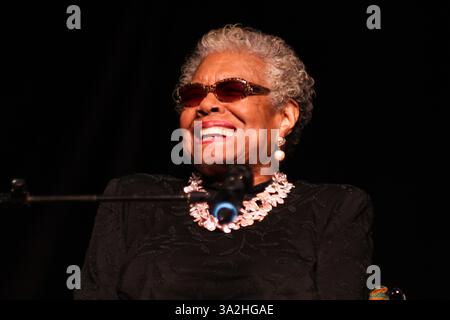 28 mai 2014 - Winston-Salem, Caroline du Nord, États-Unis - DOSSIER - MAYA ANGELOU, célèbre comme poète, romancière et actrice, est décédée ce matin à l'âge de 86 ans chez elle en Caroline du Nord. L'une des principales voix littéraires américaines, Angelou est surtout connue pour ses mémoires de 1969 I Know Why the Caged Bird Sings. C'est le premier de sept volumes d'autobiographie qui retrace sa vie d'une enfance d'abus et d'oppression dans le Sud profond dans les années 1930 PHOTO : 22 février 2013 - Newark, Delaware, États-Unis - auteur et poète américain, Dr. MAYA ANGELOU s'adresse au public au Bob Carpenter Center. (Crédit image : © SAQ Banque D'Images