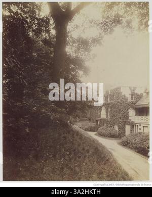 Cette image d'Eugène Atget représente la Maison de Chateaubriand à Aulnay, dans la Vallée aux loups, mettant en valeur l'architecture historique et le paysage naturel. Banque D'Images