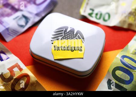 FOTOMONTAGE, Box mit Bundesadler und Preisetikett mit Aufschrift Verteidigung, Finanzpaket Sondervermögen *** FOTOMONTAGE, boîte avec aigle fédéral et étiquette de prix avec inscription Défense, paquet financier actifs spéciaux Banque D'Images