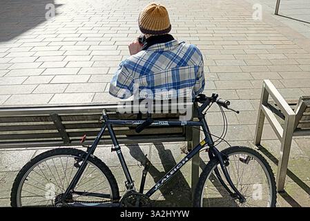 Glasgow, Écosse, Royaume-Uni. 11 mars 2025. Le festival international de comédie de Glasgow a commencé et les habitants ont profité du soleil avec des billets disponibles en ligne et dans les lieux. Crédit Gerard Ferry /Alamy Live News Banque D'Images