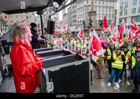 Verdi Kundgebung auf dem Marienplatz, begleitet die Warnstreiks, Rednerin Geschäftsführerin Weber, München, 13. März 2025 Deutschland, München, 13.03.2025, Claudia Weber, Geschäftsführerin BEI ver.di München, Rednerin BEI der zentralen Verdi-Kundgebung auf dem Marienplatz, begleitet die Warnstreiks im Öffentlichen Dienst, Tarifverhandlungen stocken, viele Gewerkschafter mit Verdi-Fahnen, Beschäftigte u.a. aus der Verwaltung, der städtischen Kitas, der Straßenreinigung fordern 8 Prodern, Marihent, Marirern, während, Vergnon, Marihel, Marirnel, Verstaln, 2000 *hn *rern *rern ***, Bayern. Banque D'Images