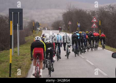 Italia. 13 mars 2025. Le peloton roule pendant le 60ème Tirreno - Adriatico 2025, étape 4 de Norcia à Trasacco - le 13 mars 2025 à Norcia, Ombrie, Italie. (Photo de Fabio Ferrari/LaPresse) crédit : LaPresse/Alamy Live News Banque D'Images