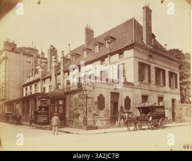 Cette photographie représente l'ancien couvent de la rue Cambon à Paris, démoli en 1898. Atget capture les caractéristiques architecturales avant sa destruction. Banque D'Images
