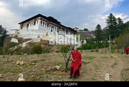 13 avril 2014 - Paro, Bhoutan - moines bouddhistes près du monastère de Paro Dzong dans le Royaume du Bhoutan. Le bouddhisme pratiqué dans le pays aujourd'hui est une religion vibrante qui imprègne presque toutes les facettes du style de vie bhoutanais. (Crédit image : © Prasanta Biswas/ZUMA Wire/ZUMAPRESS.com) Banque D'Images