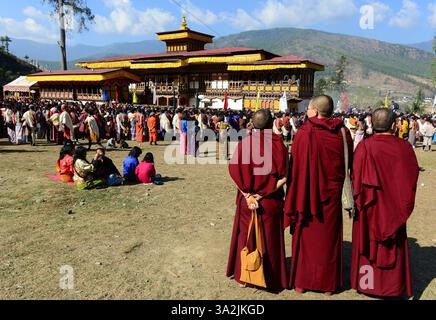 13 avril 2014 - Paro, Bhoutan - moines bouddhistes près du monastère de Paro Dzong dans le Royaume du Bhoutan. Le bouddhisme pratiqué dans le pays aujourd'hui est une religion vibrante qui imprègne presque toutes les facettes du style de vie bhoutanais. (Crédit image : © Prasanta Biswas/ZUMA Wire/ZUMAPRESS.com) Banque D'Images