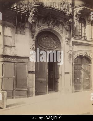 Cette photographie de 1912 d'Eugène Atget représente le 13 Quai Voltaire, l'ancien couvent des Théatins à Paris. L'image met en évidence l'architecture historique et l'emplacement au bord de la rivière. Banque D'Images