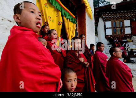 13 avril 2014 - Paro, Bhoutan - moines bouddhistes près du monastère de Paro Dzong dans le Royaume du Bhoutan. Le bouddhisme pratiqué dans le pays aujourd'hui est une religion vibrante qui imprègne presque toutes les facettes du style de vie bhoutanais. (Crédit image : © Prasanta Biswas/ZUMA Wire/ZUMAPRESS.com) Banque D'Images