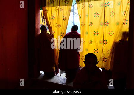 13 avril 2014 - Paro, Bhoutan - moines bouddhistes près du monastère de Paro Dzong dans le Royaume du Bhoutan. Le bouddhisme pratiqué dans le pays aujourd'hui est une religion vibrante qui imprègne presque toutes les facettes du style de vie bhoutanais. (Crédit image : © Prasanta Biswas/ZUMA Wire/ZUMAPRESS.com) Banque D'Images