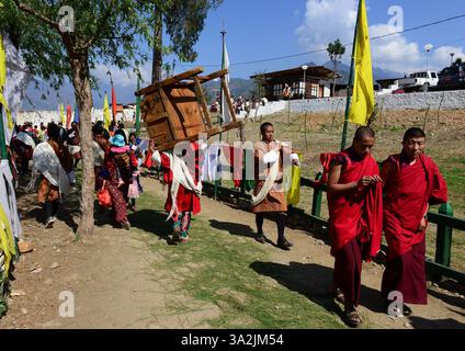 13 avril 2014 - Paro, Bhoutan - moines bouddhistes près du monastère de Paro Dzong dans le Royaume du Bhoutan. Le bouddhisme pratiqué dans le pays aujourd'hui est une religion vibrante qui imprègne presque toutes les facettes du style de vie bhoutanais. (Crédit image : © Prasanta Biswas/ZUMA Wire/ZUMAPRESS.com) Banque D'Images