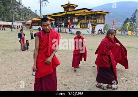 13 avril 2014 - Paro, Bhoutan - moines bouddhistes près du monastère de Paro Dzong dans le Royaume du Bhoutan. Le bouddhisme pratiqué dans le pays aujourd'hui est une religion vibrante qui imprègne presque toutes les facettes du style de vie bhoutanais. (Crédit image : © Prasanta Biswas/ZUMA Wire/ZUMAPRESS.com) Banque D'Images