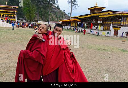 13 avril 2014 - Paro, Bhoutan - moines bouddhistes près du monastère de Paro Dzong dans le Royaume du Bhoutan. Le bouddhisme pratiqué dans le pays aujourd'hui est une religion vibrante qui imprègne presque toutes les facettes du style de vie bhoutanais. (Crédit image : © Prasanta Biswas/ZUMA Wire/ZUMAPRESS.com) Banque D'Images