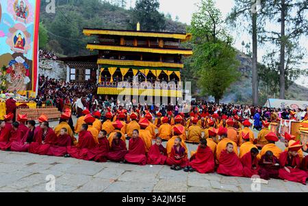13 avril 2014 - Paro, Bhoutan - moines bouddhistes près du monastère de Paro Dzong dans le Royaume du Bhoutan. Le bouddhisme pratiqué dans le pays aujourd'hui est une religion vibrante qui imprègne presque toutes les facettes du style de vie bhoutanais. (Crédit image : © Prasanta Biswas/ZUMA Wire/ZUMAPRESS.com) Banque D'Images
